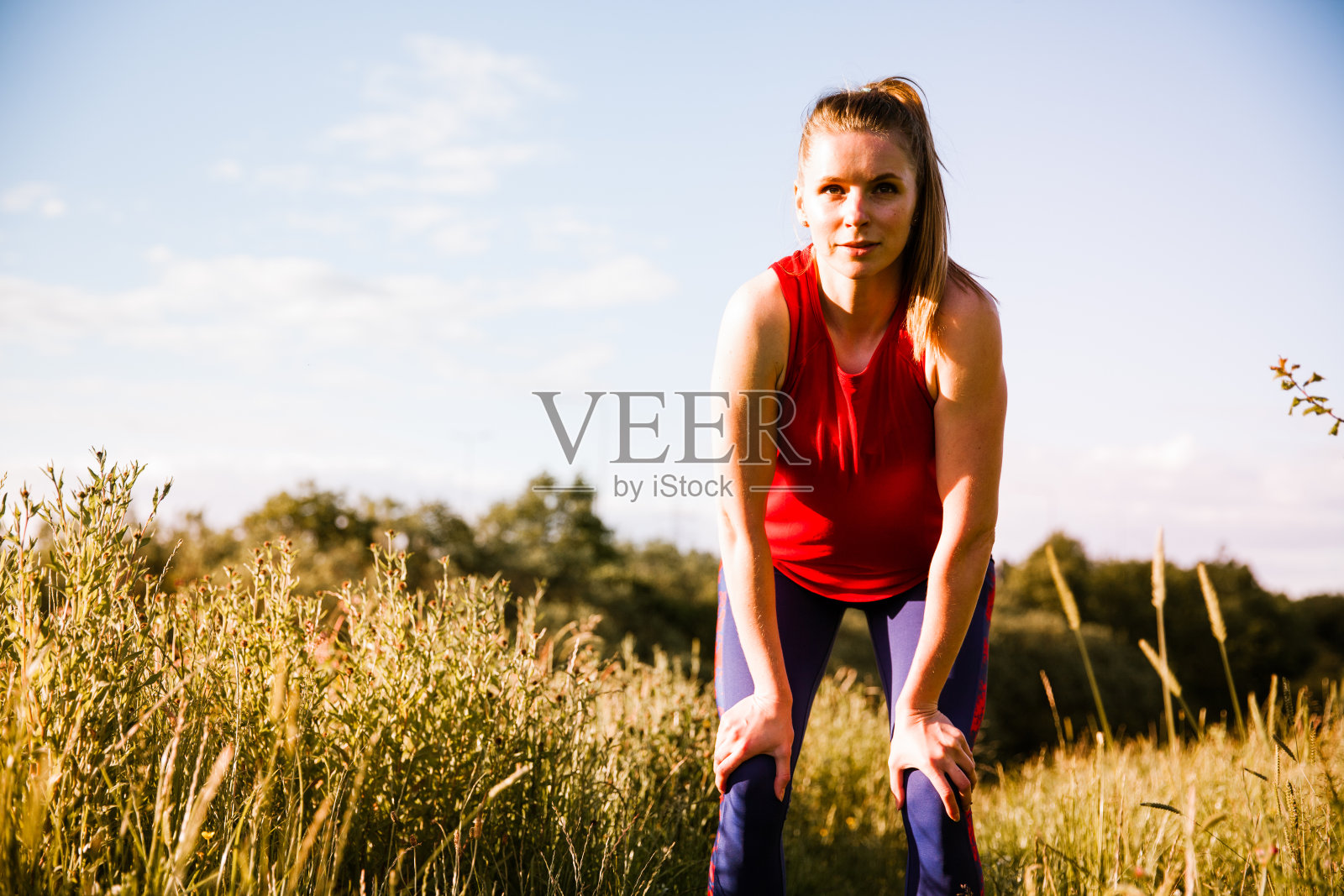 在公园里跑步的女人照片摄影图片