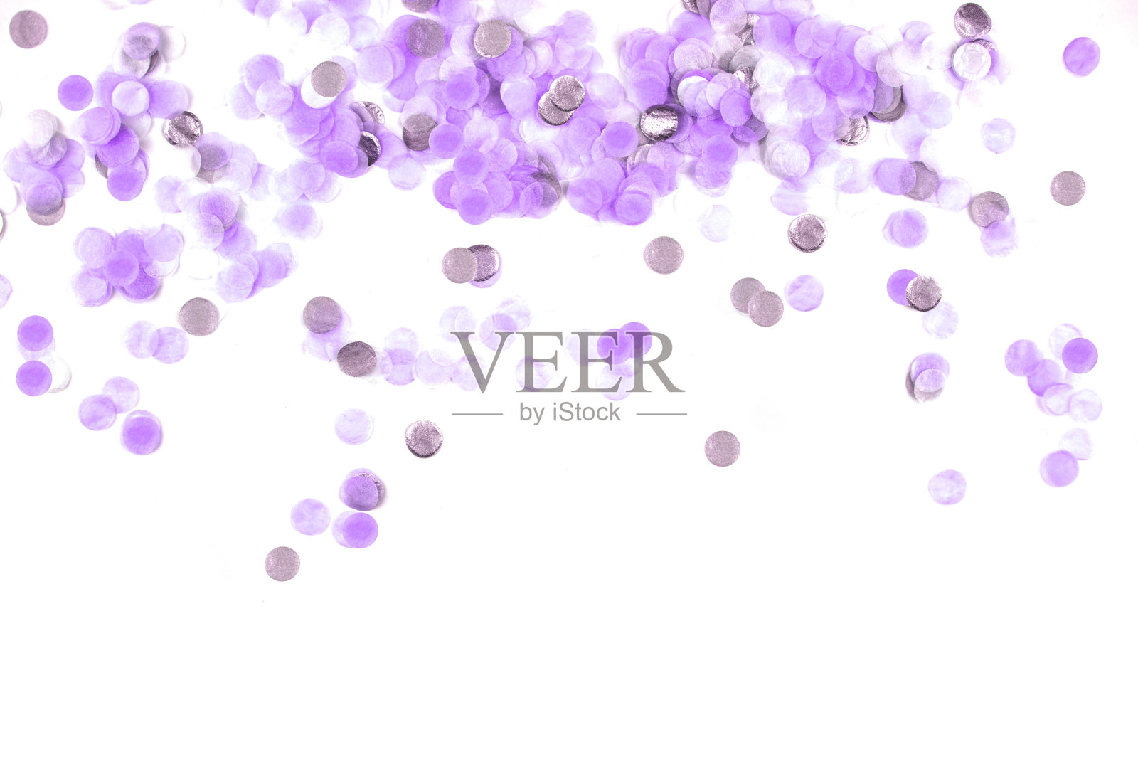 精致的紫罗兰色纸屑孤立在白色背景上。照片摄影图片