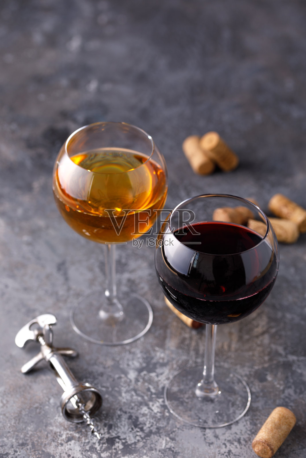 红葡萄酒和白葡萄酒杯,葡萄酒酿造概念背景照片摄影图片