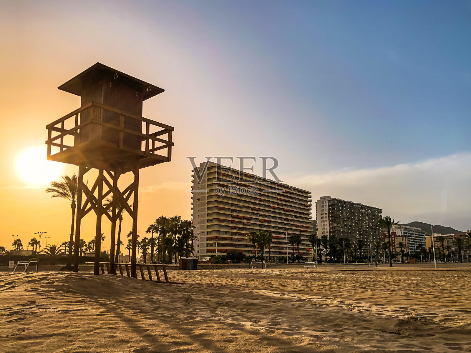 卡勒拉防波堤海滩上的日落照片摄影图片