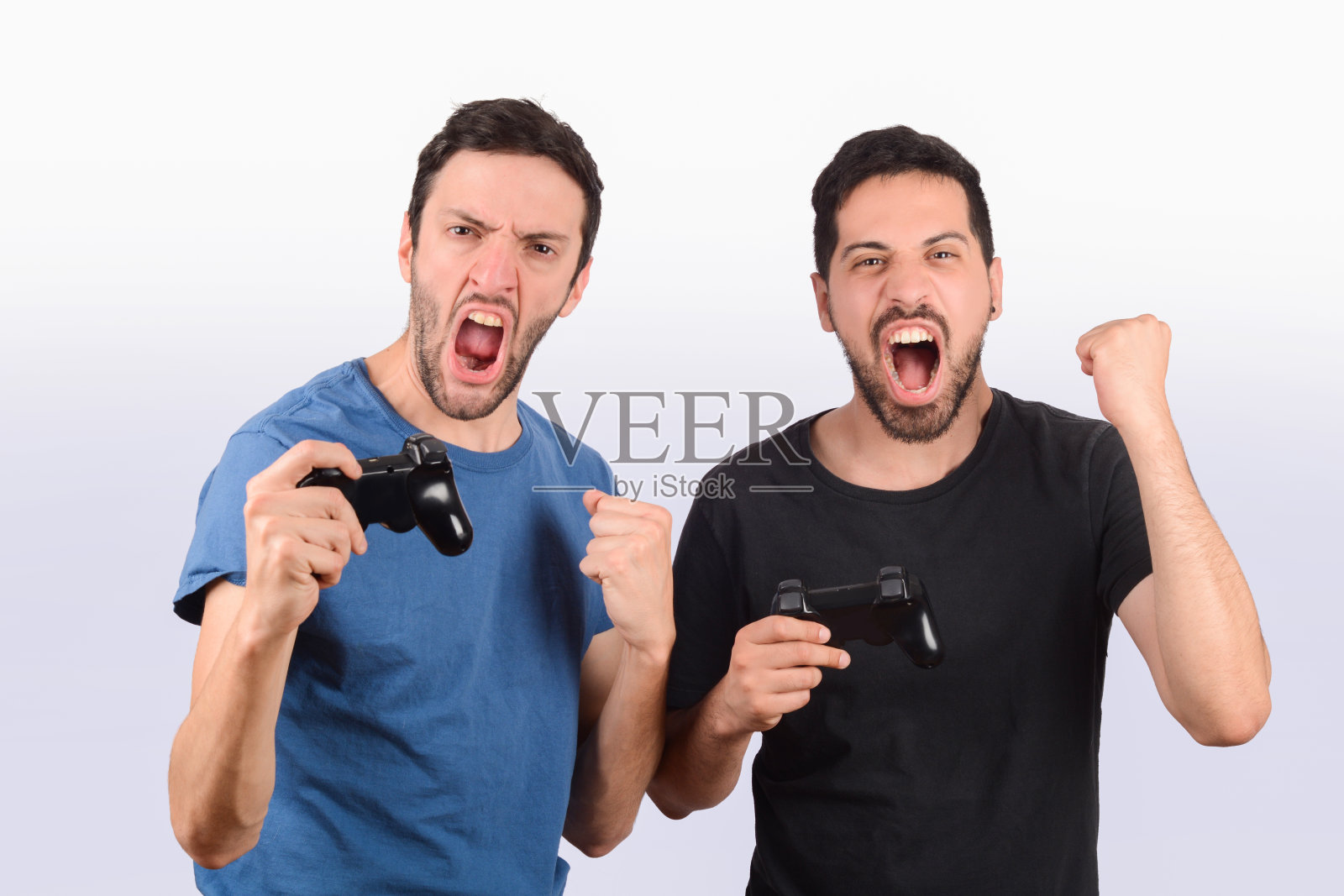 两个玩电子游戏的朋友。照片摄影图片