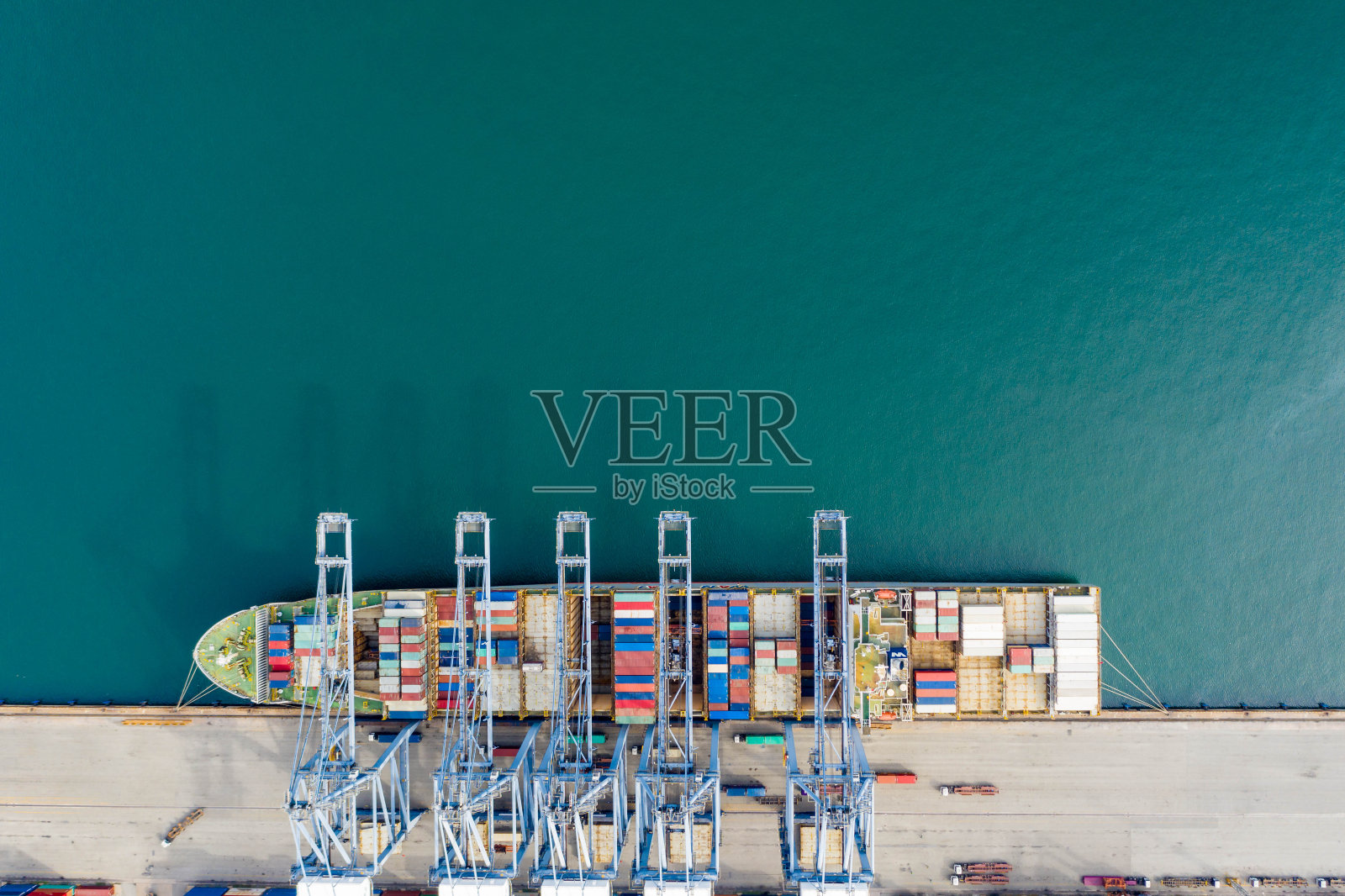 鸟瞰图。集装箱船在具有吊车桥的码头上开展对外进出口业务。物流和运输照片摄影图片