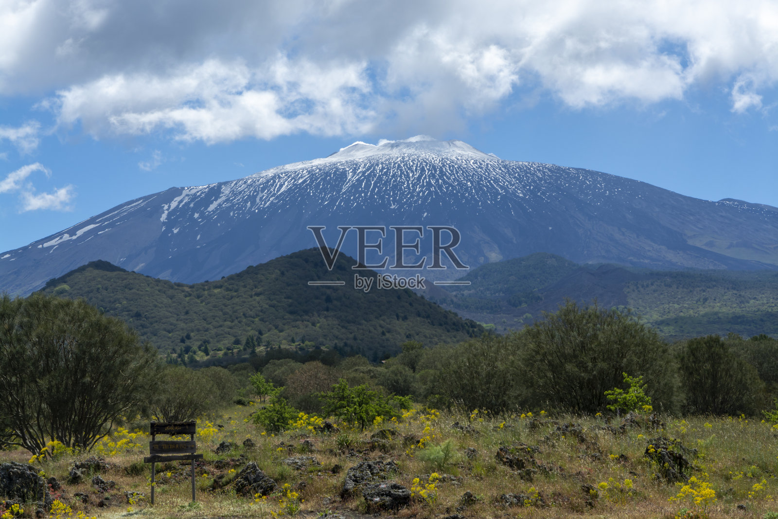 意大利西西里岛东海岸的危险活跃成层火山埃特纳火山照片摄影图片