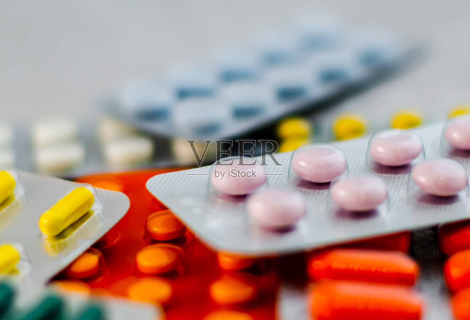 治疗流感的药片在包装里,特写。治疗感冒的概念,抗抑郁药,抗生素,维生素片。照片摄影图片