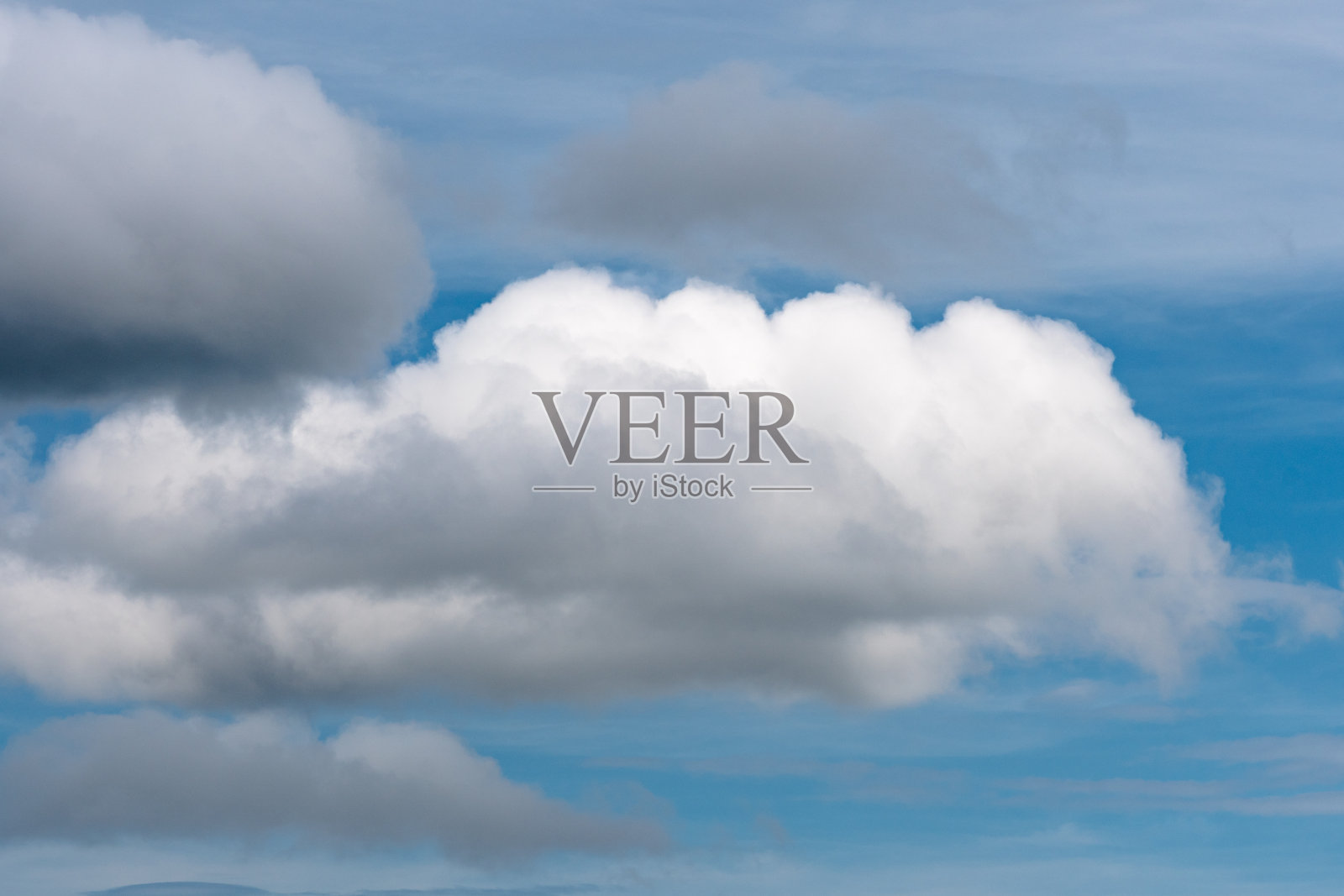 美丽的云景观-美丽的云漂浮在晴朗的蓝天改变天气照片摄影图片