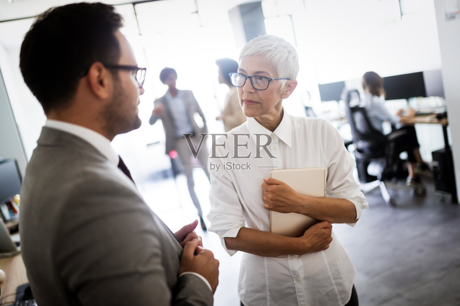 公司业务团队和经理开会照片摄影图片