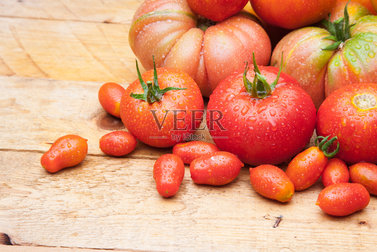 一组成熟的西红柿,红色的背景照片摄影图片