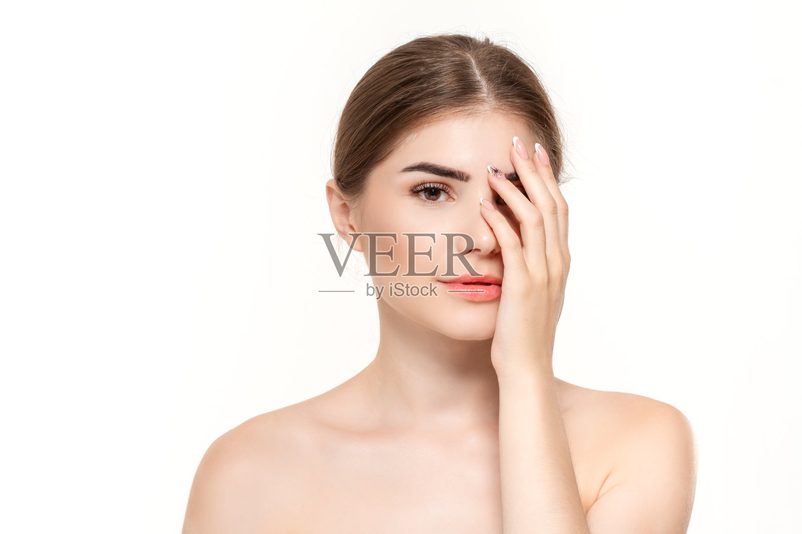 一个美丽的年轻女孩的特写肖像与手近脸孤立的白色背景。照片摄影图片