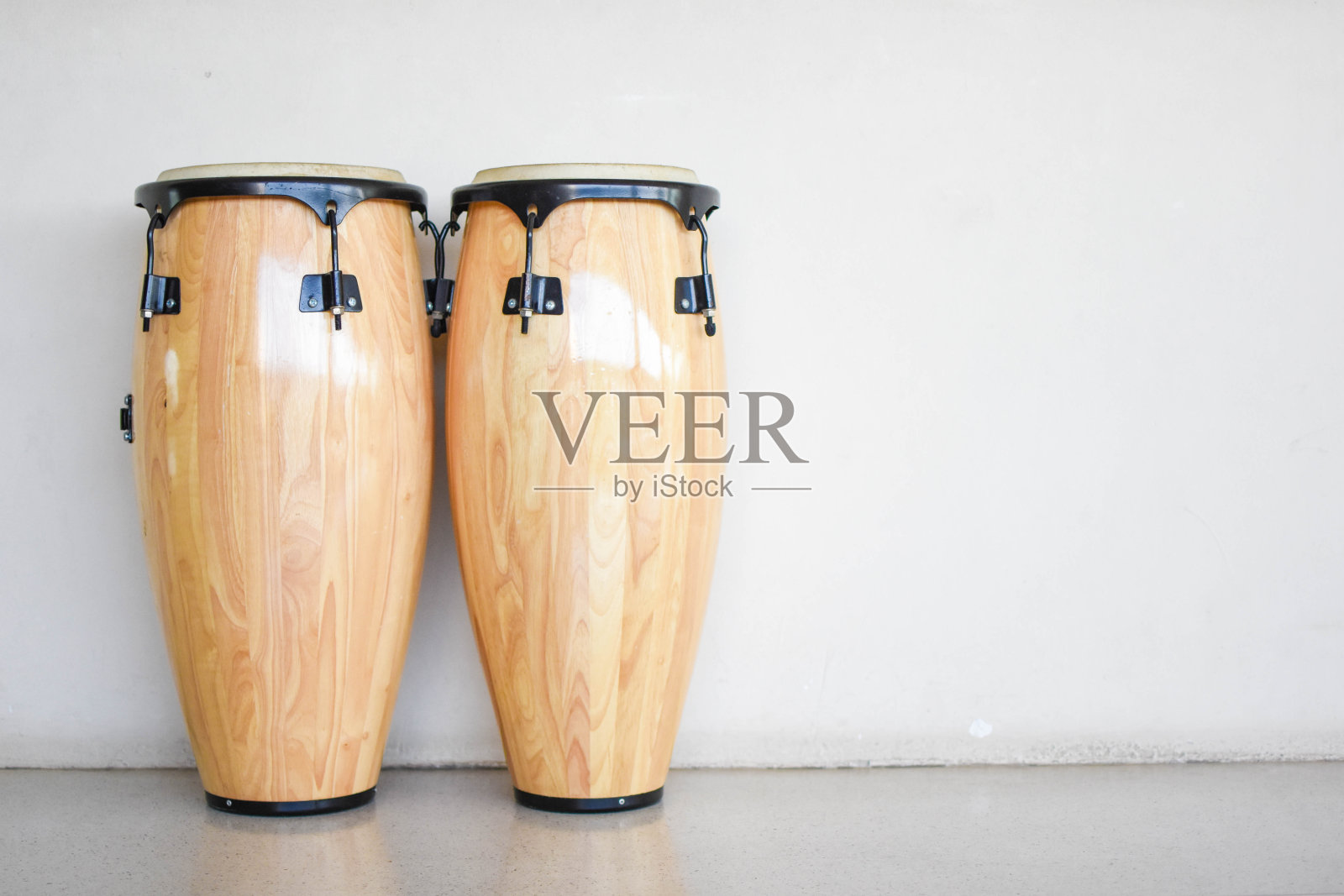 康加舞的背景是一堵白墙。照片摄影图片