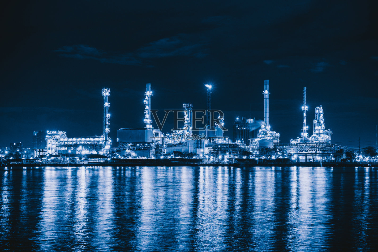 泰国曼谷邦纳区石化、炼油厂和海上工业工程概念。工业中的石油、天然气储罐管道。夜间的现代金属工厂。照片摄影图片