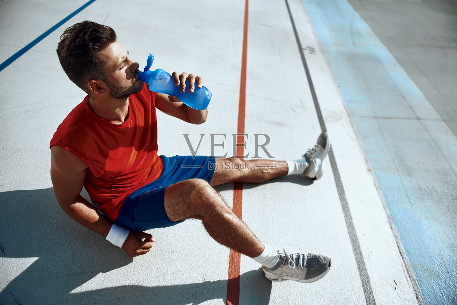 运动员坐在体育场喝水照片摄影图片