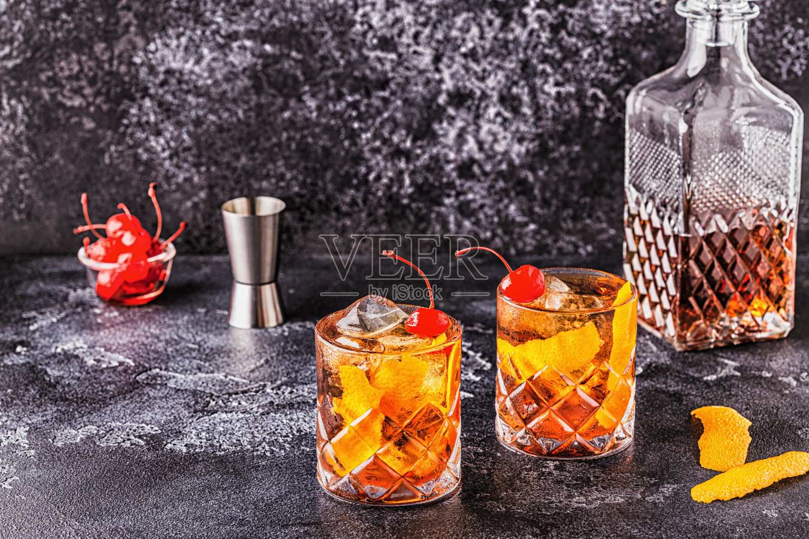 老式鸡尾酒,混合樱桃和橙子照片摄影图片