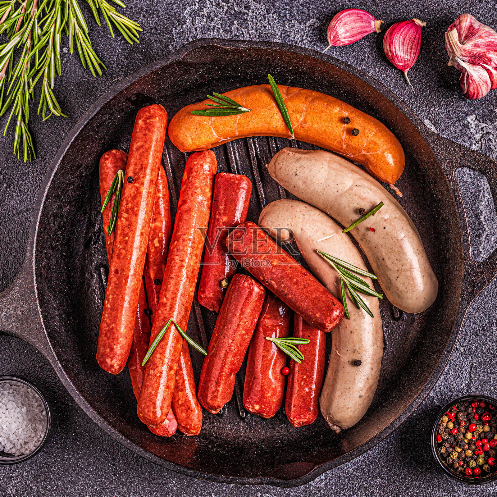 自制的烤生香肠照片摄影图片