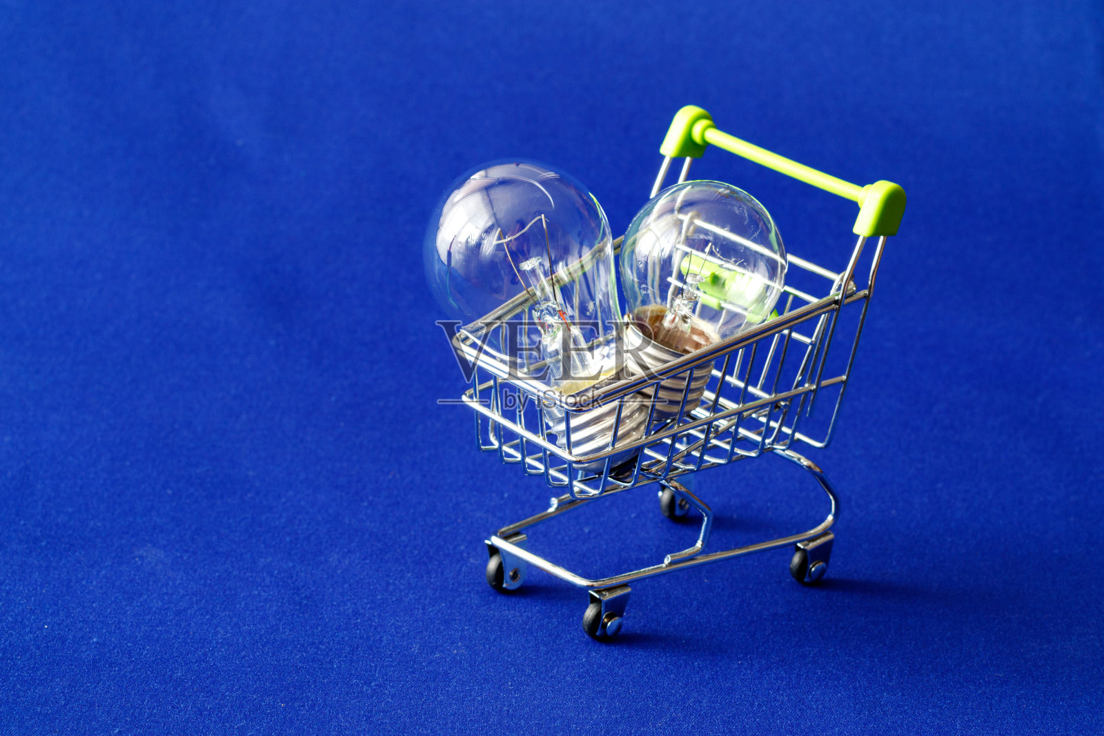 两盏白炽灯放在一个购物篮里,玻璃普通电器照片摄影图片