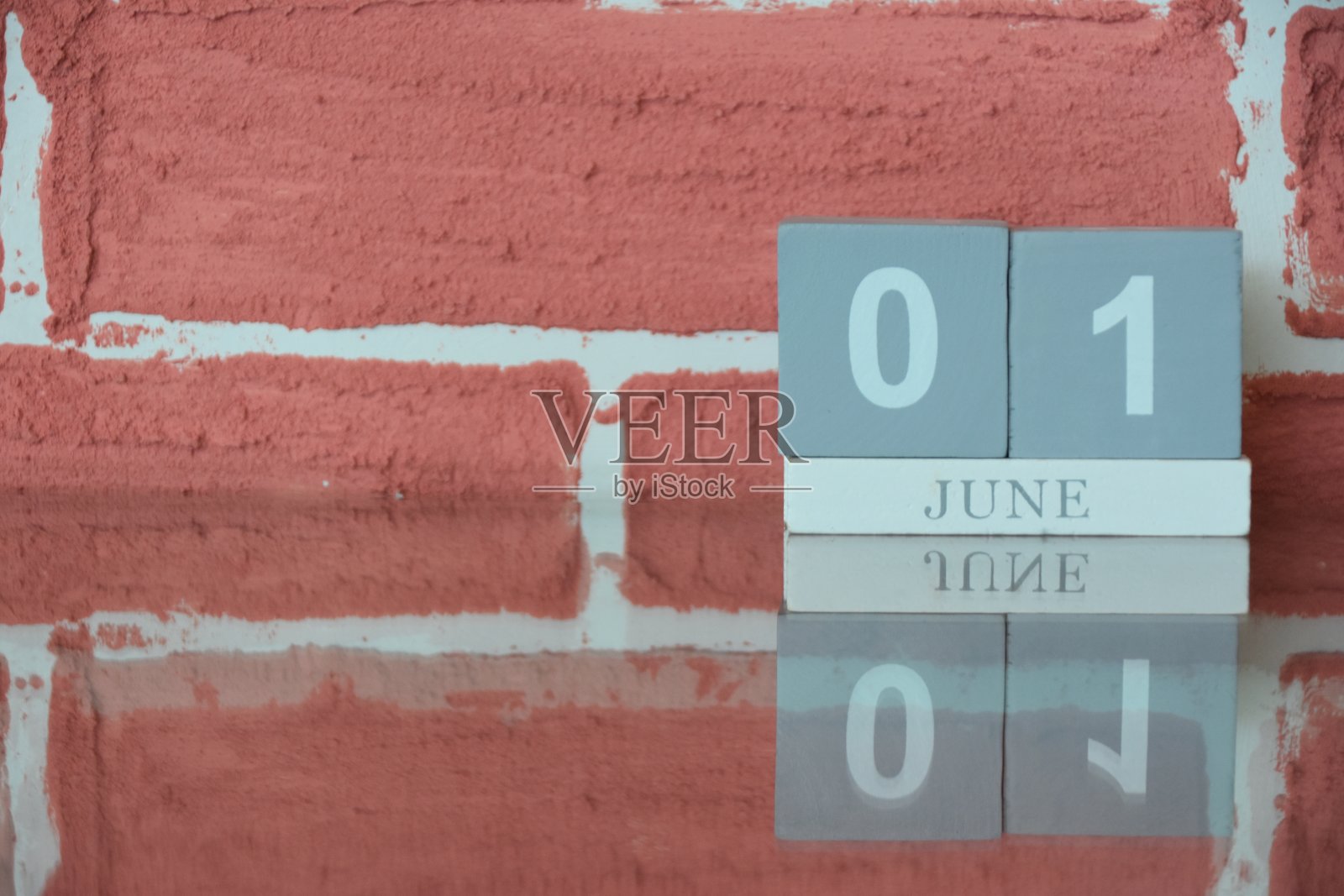 6月1日,红色砖墙背景照片摄影图片