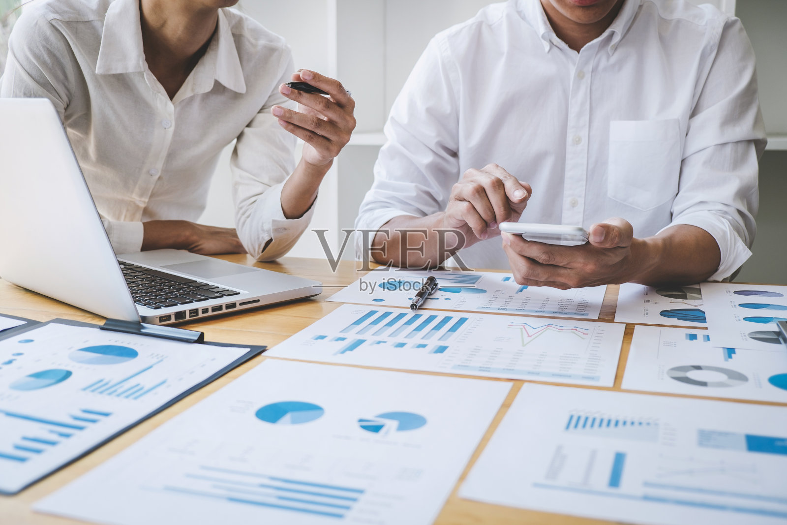 商务休闲团队经理与新项目成功财务统计进行讨论,合伙人与专业投资者会面,为双方公司启动项目提供文件照片摄影图片