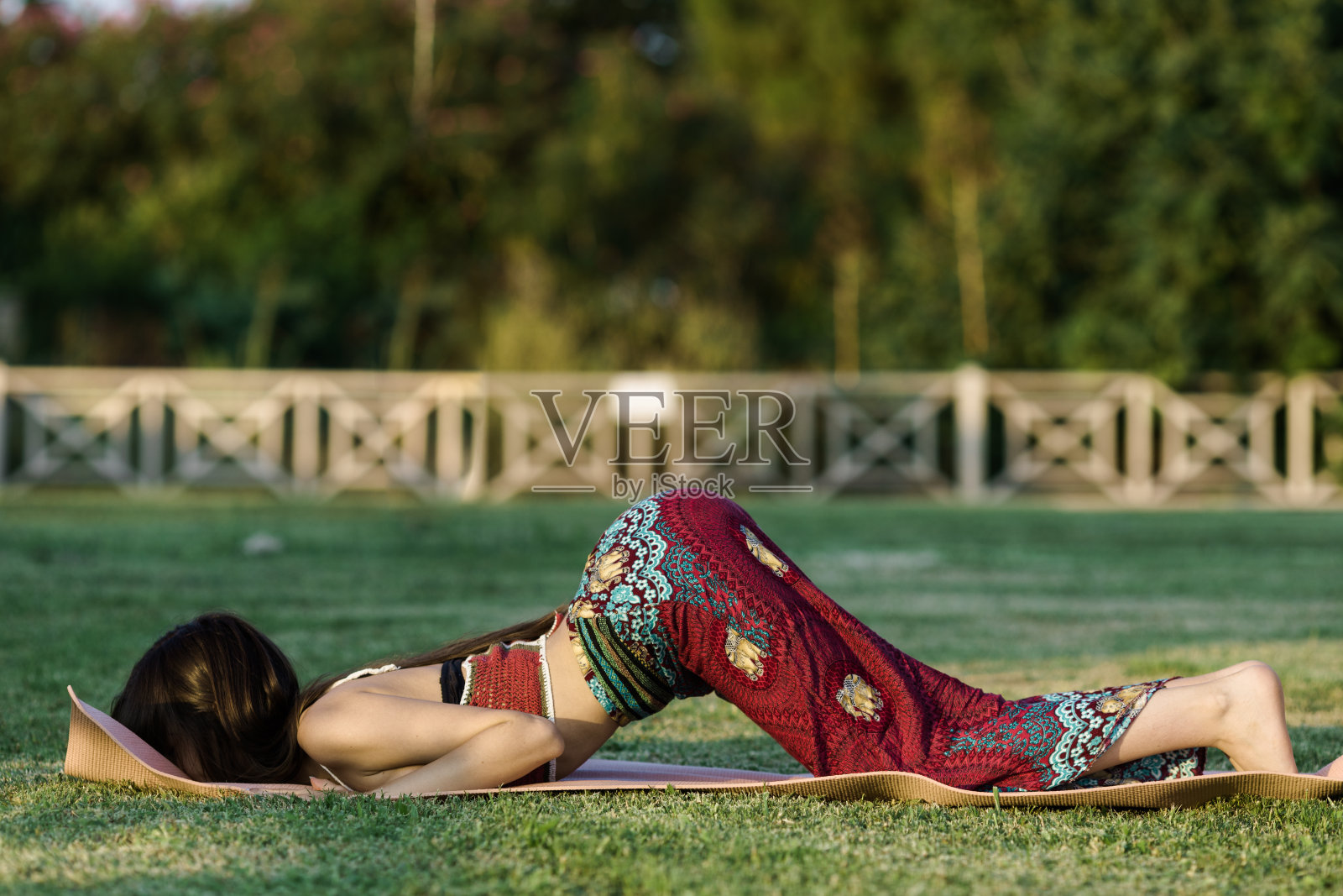 美丽的年轻女性健身女性练习瑜伽照片摄影图片