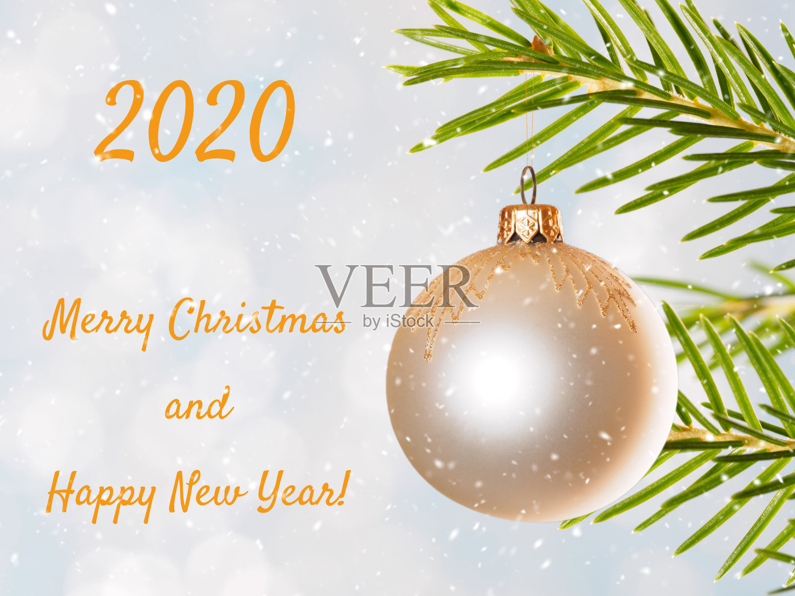 圣诞树的树枝上有米色的玩具,雪花和文字。寒假的概念照片摄影图片