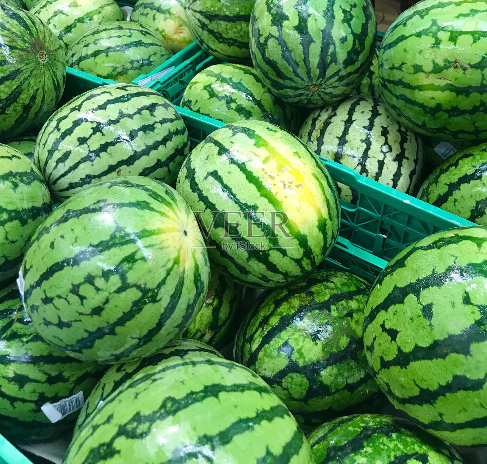 绿色新鲜的西瓜在板条箱近距离市场商店多汁的水果甜照片摄影图片