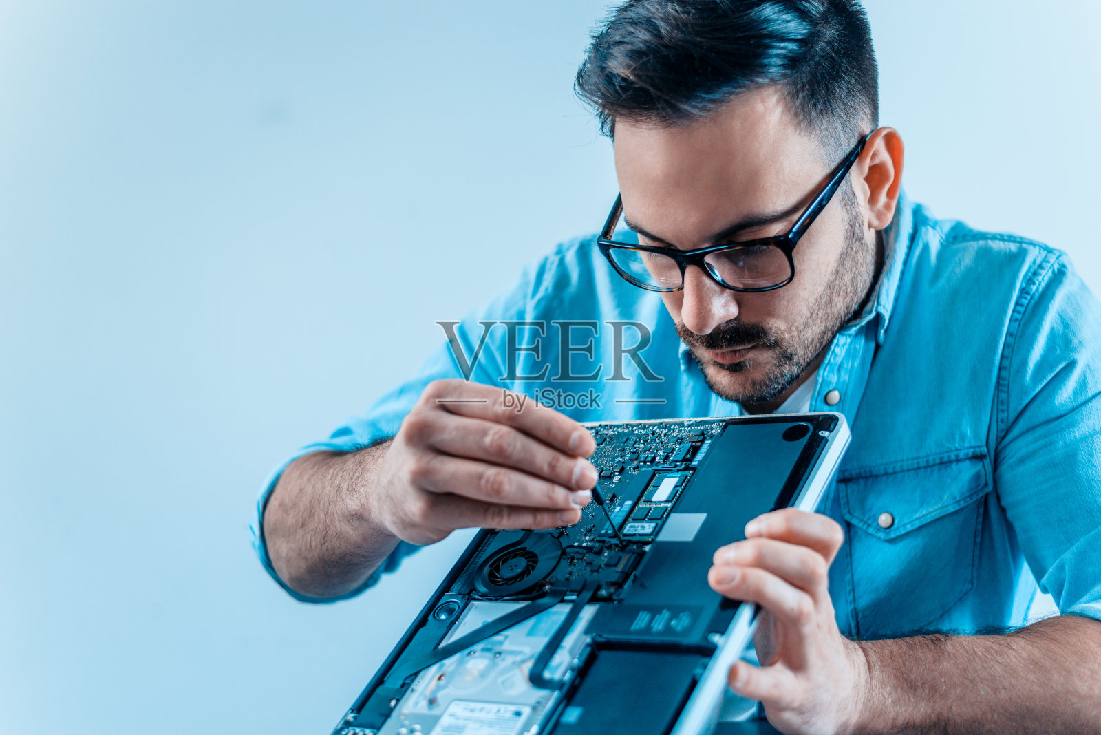 IT技术人员工作的特写图像。照片摄影图片