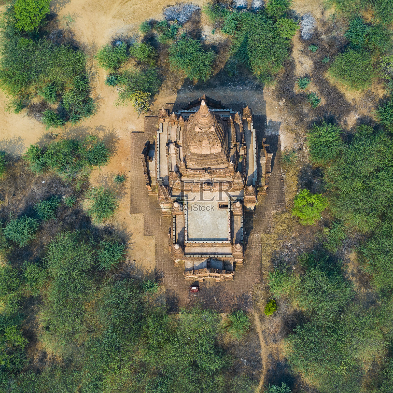从上面俯瞰,蒲甘考古区内美丽的Dhammayangyi寺庙在日落时分的令人惊叹的鸟瞰图。缅甸蒲甘,。照片摄影图片