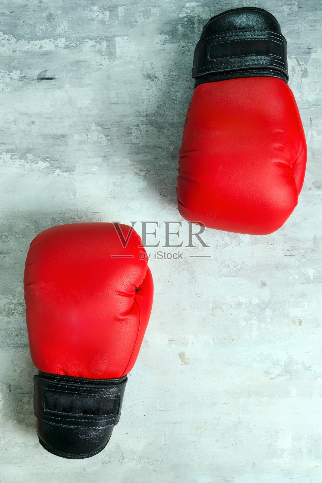 一双灰色背景的红色拳击手套,照片摄影图片