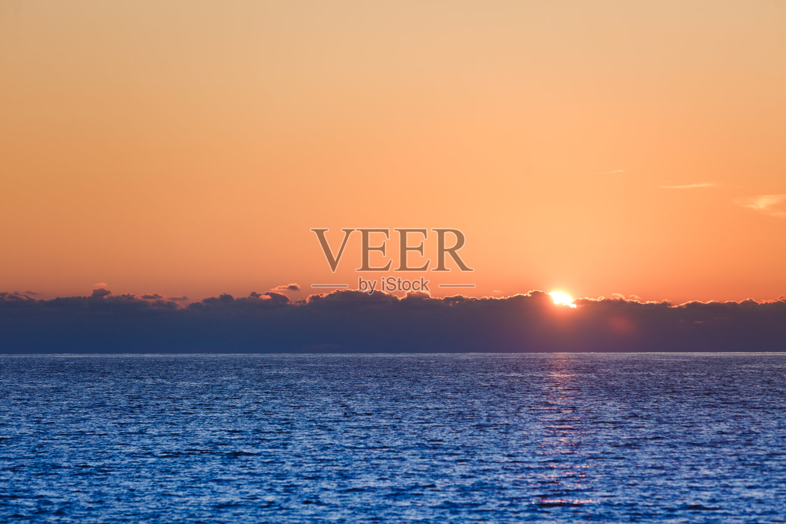 海面上的日出或日落照片摄影图片