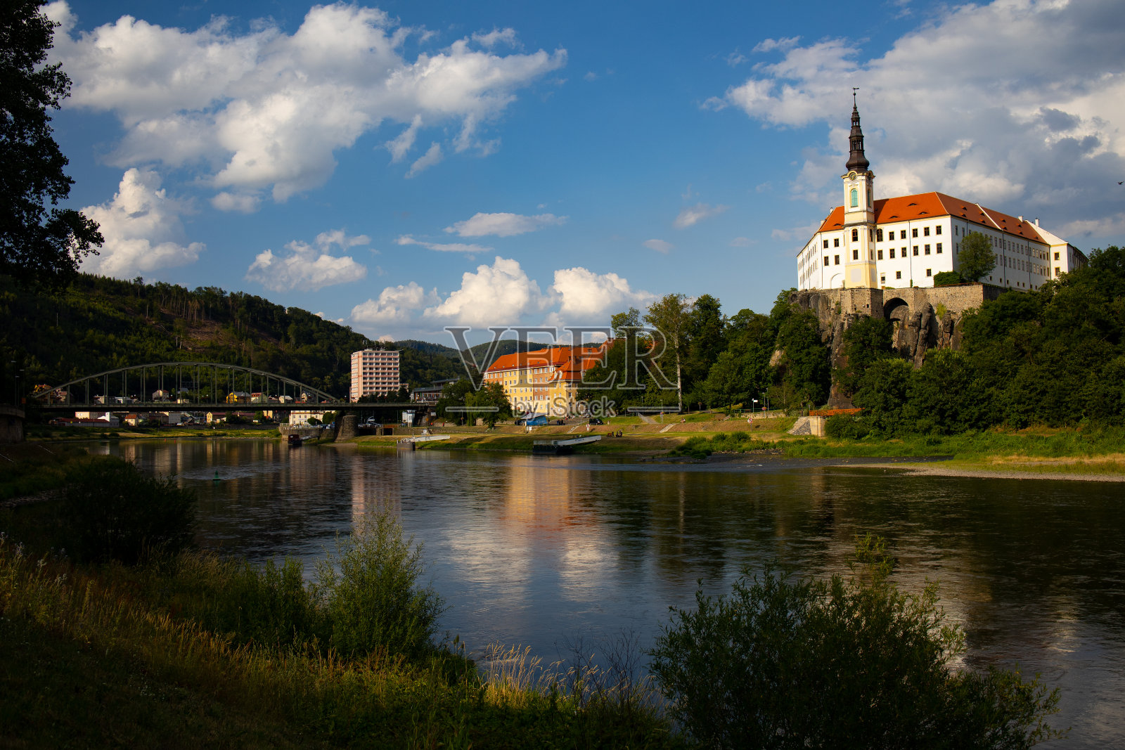 河边有一座城堡照片摄影图片