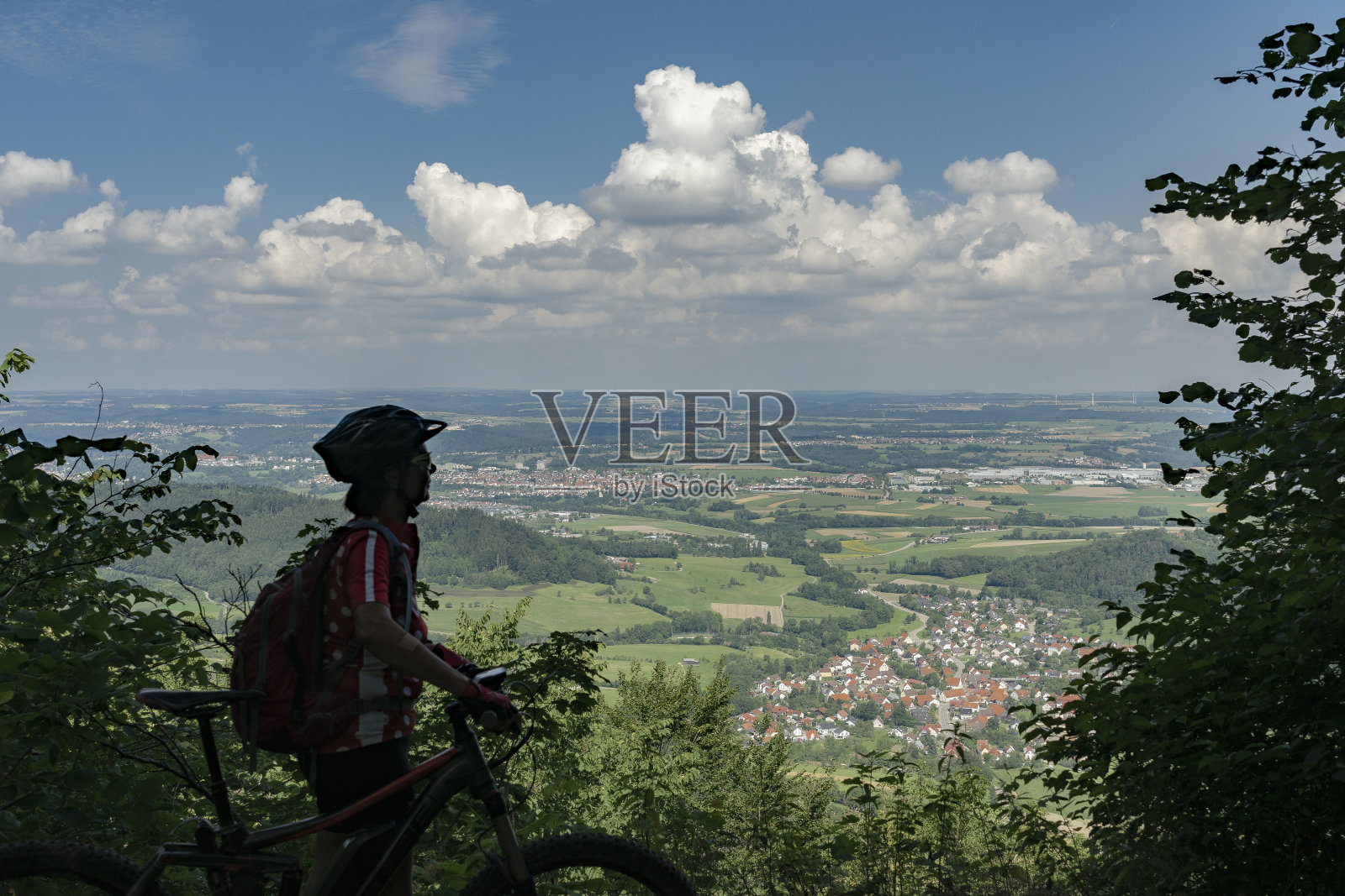 在斯瓦比亚阿尔布骑电动山地车的老妇人照片摄影图片