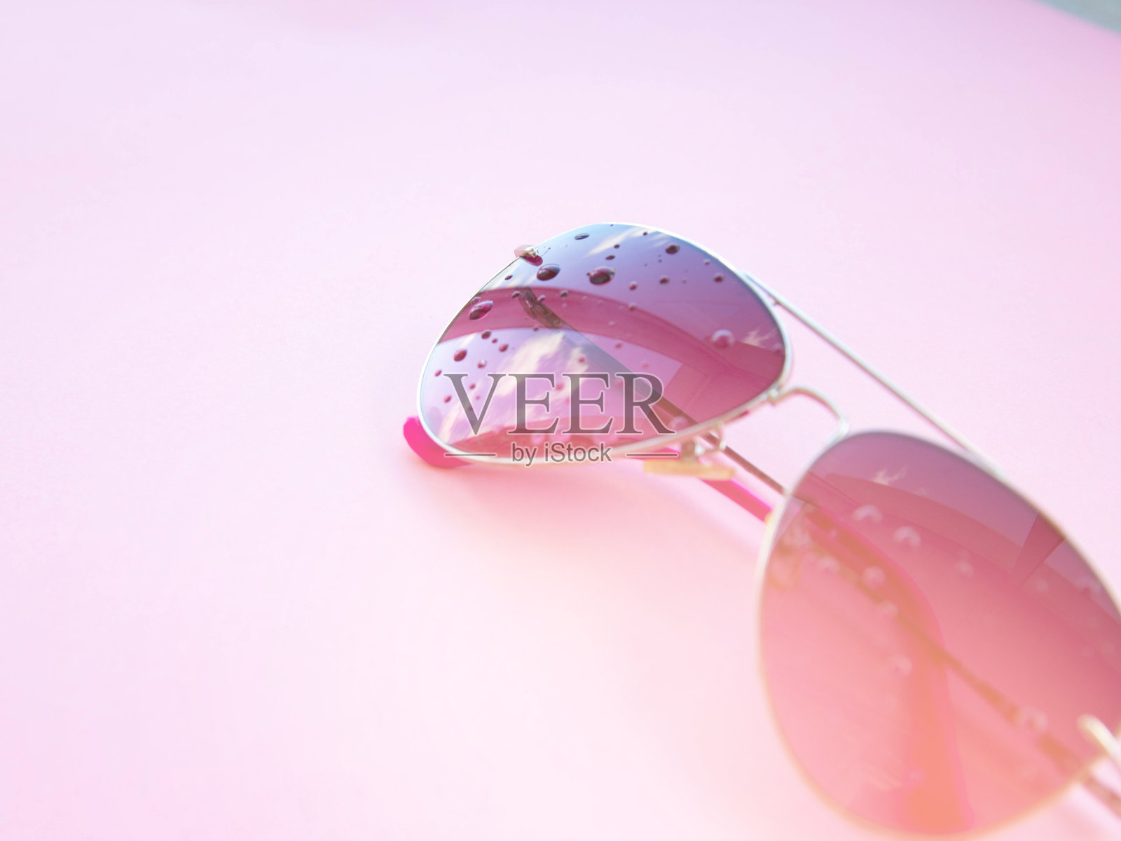 粉红色的太阳镜在粉红色的背景,与反射,极简主义,拷贝空间,风格和设计照片摄影图片