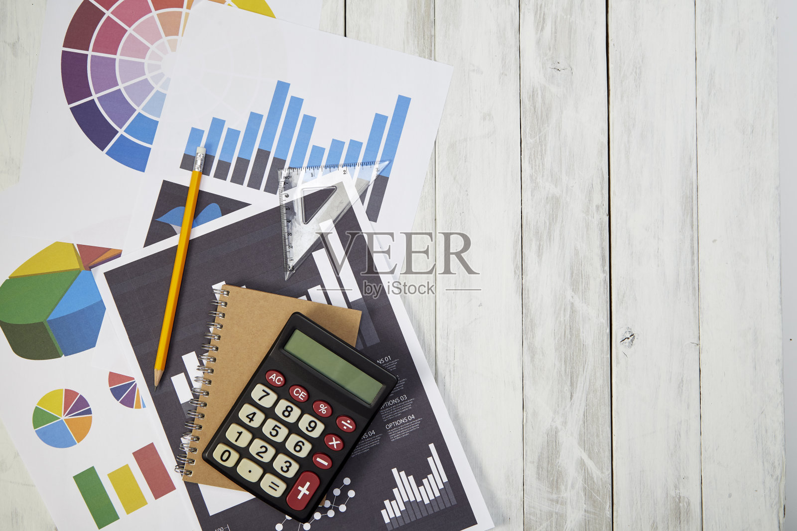 白色桌子上的财务办公室照片摄影图片