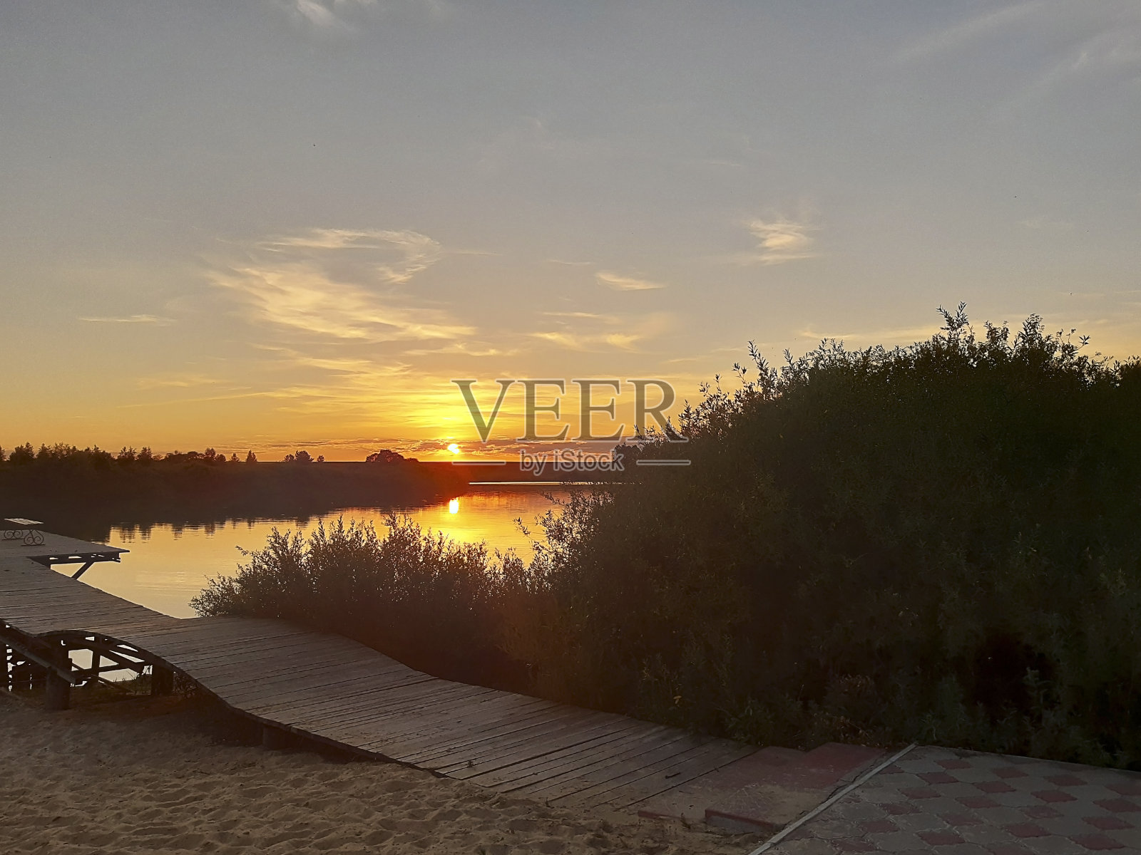 河上美丽的日出照片摄影图片