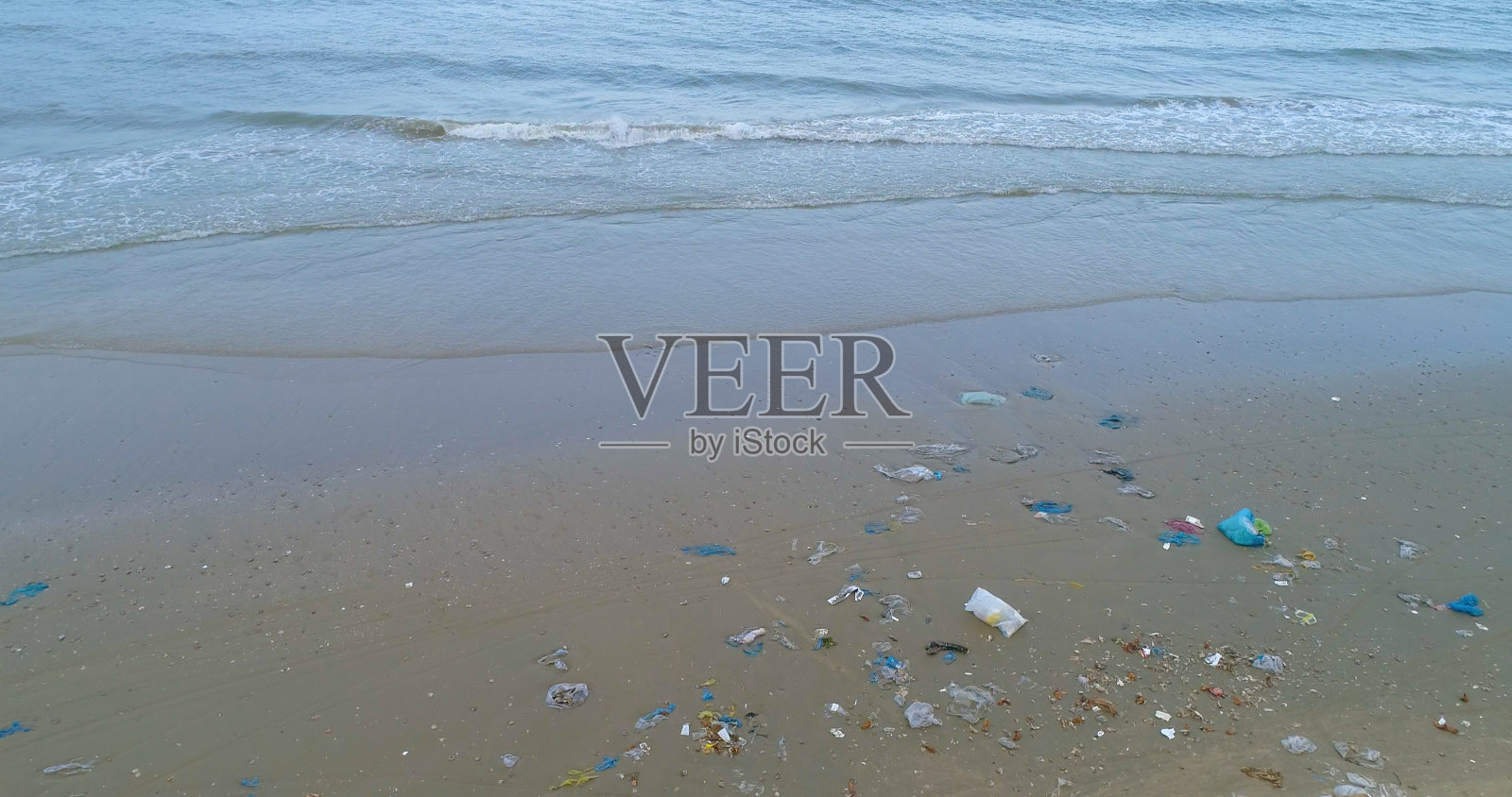 垃圾、塑料、垃圾、瓶子、袋子……沙滩环境污染照片摄影图片