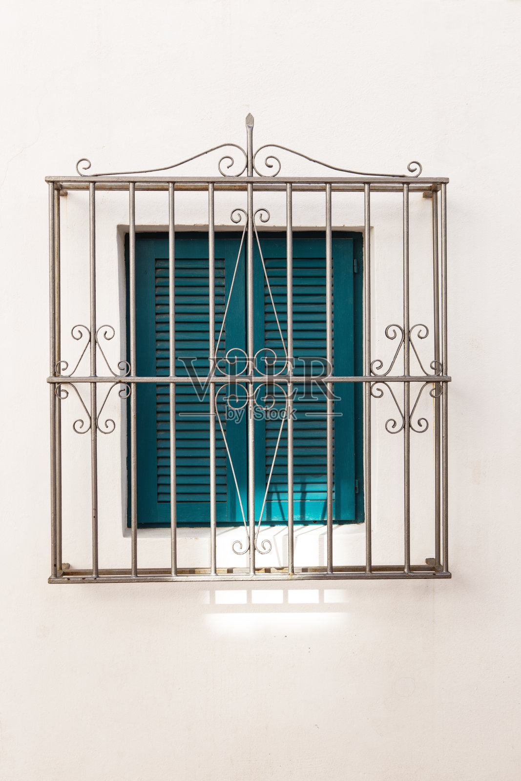 单层带栅栏的窗户照片摄影图片
