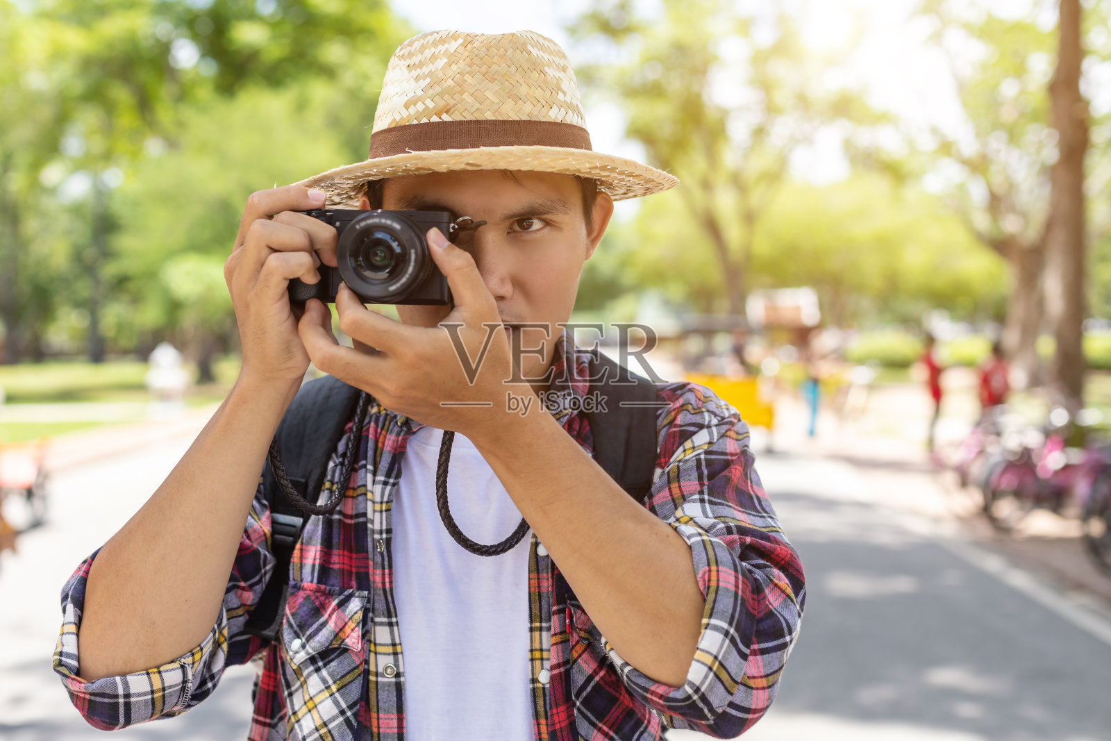 泰国素可泰历史公园的亚洲游客照片摄影图片