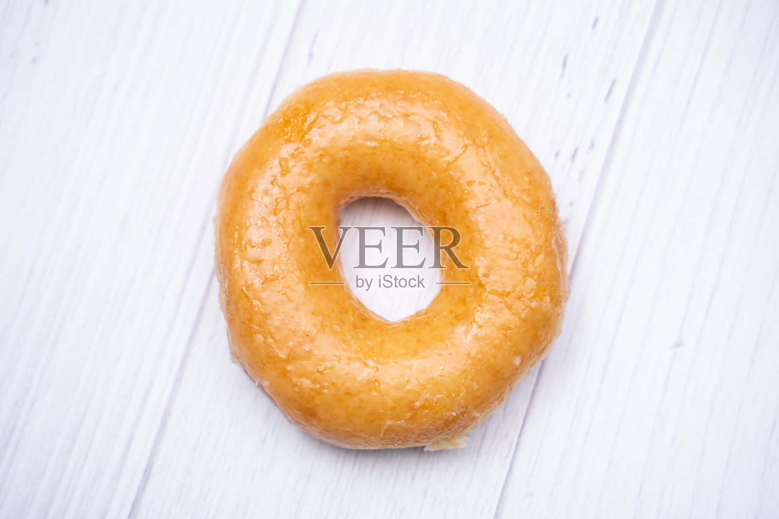 靠近糖衣甜甜圈照片摄影图片