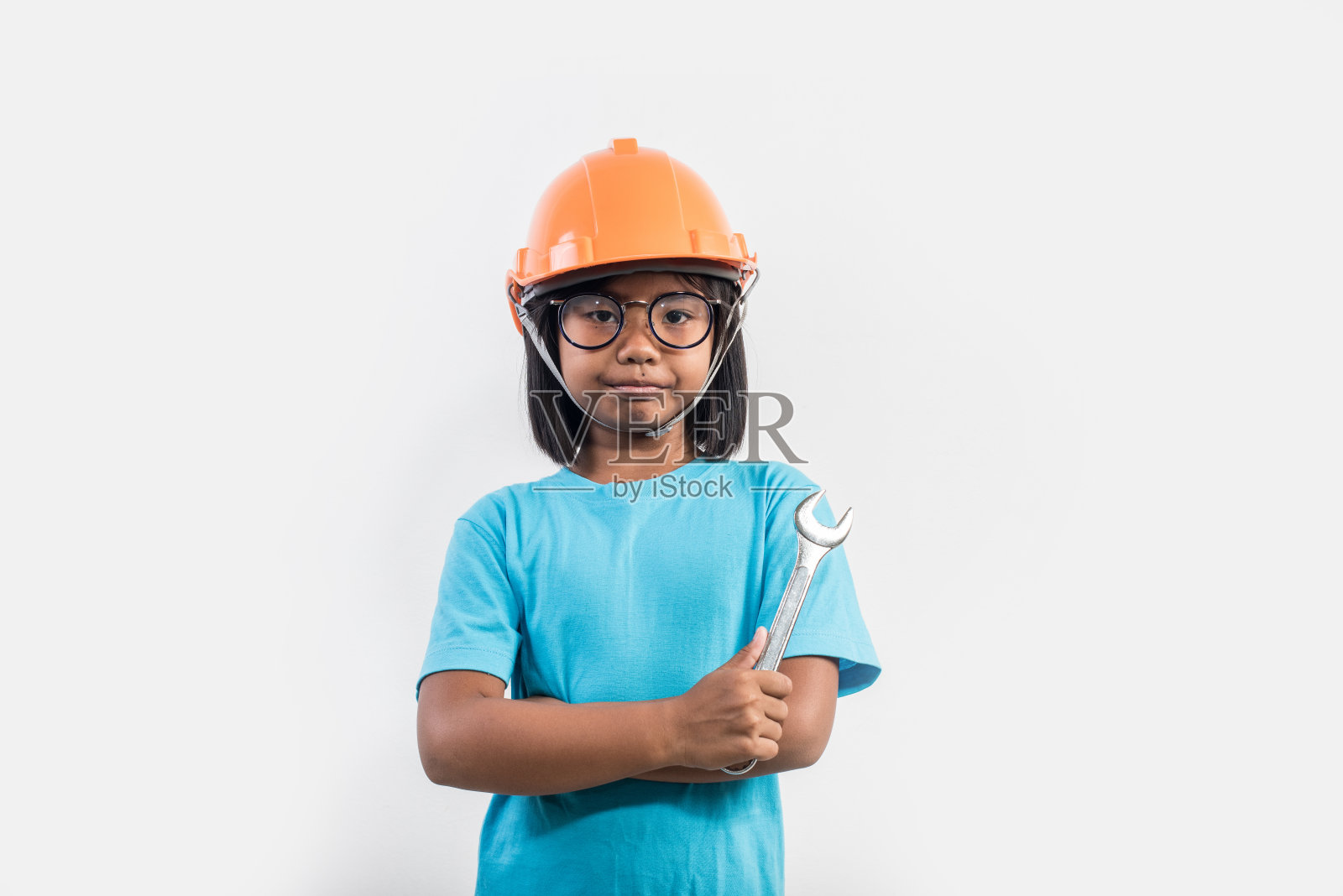 小女孩戴着橙色头盔在摄影棚拍摄照片摄影图片