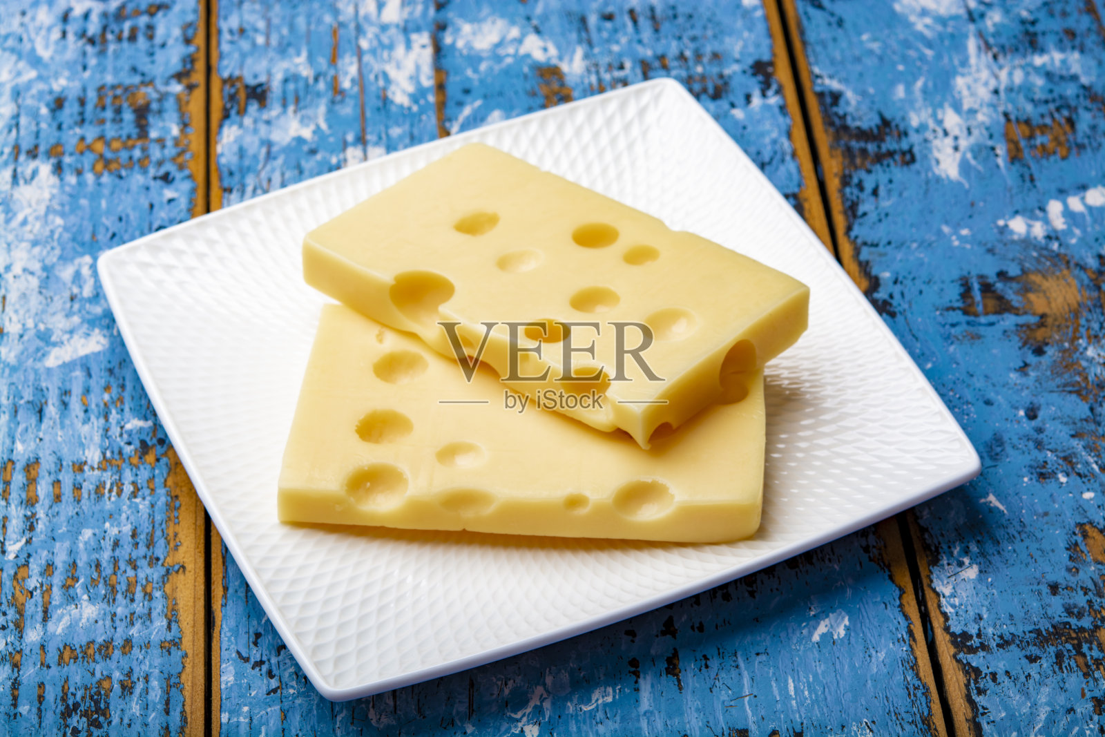 两块法国emmental半硬奶酪照片摄影图片