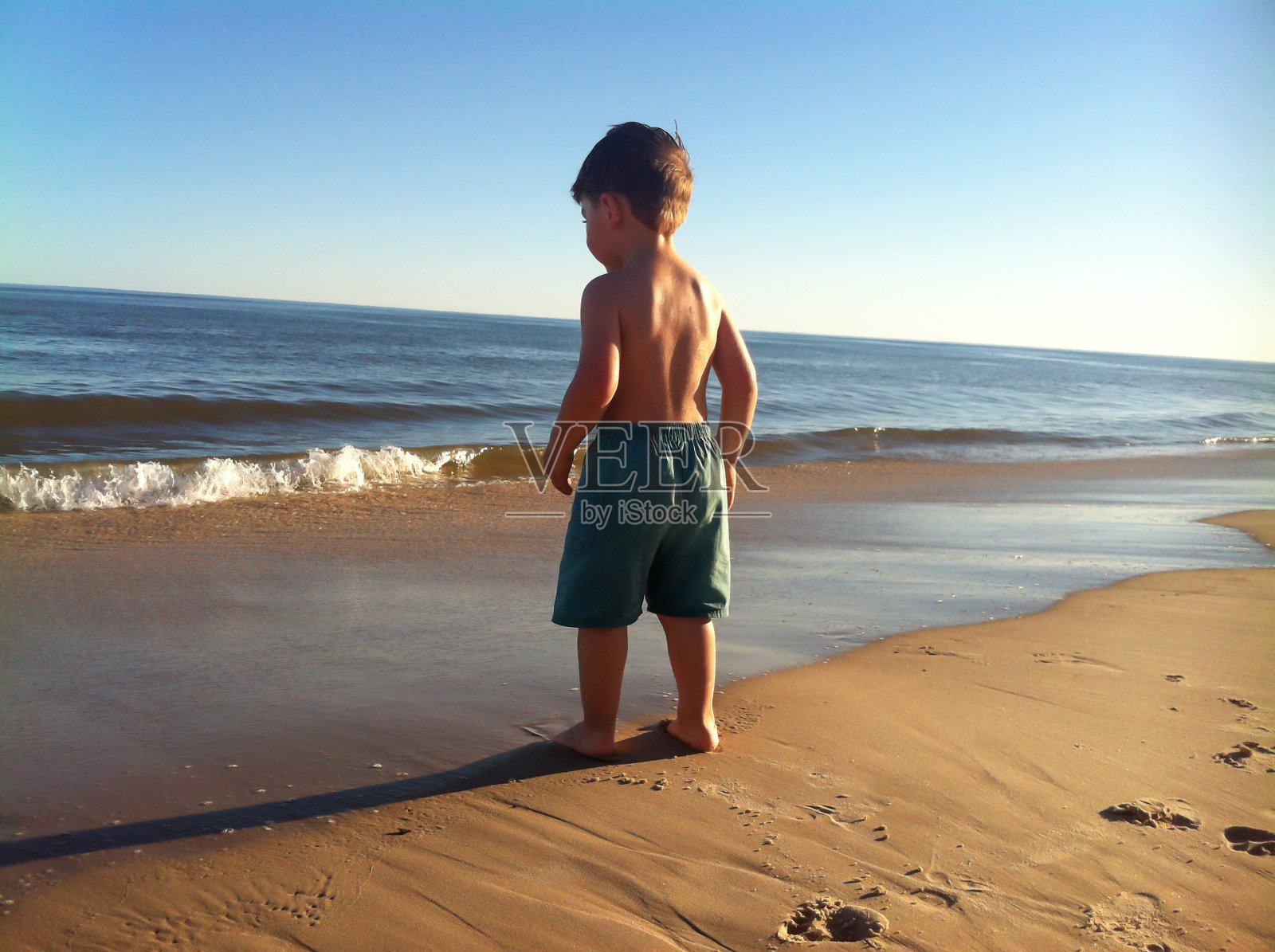 小男孩在皮纳玛海滩的沙滩上玩耍照片摄影图片