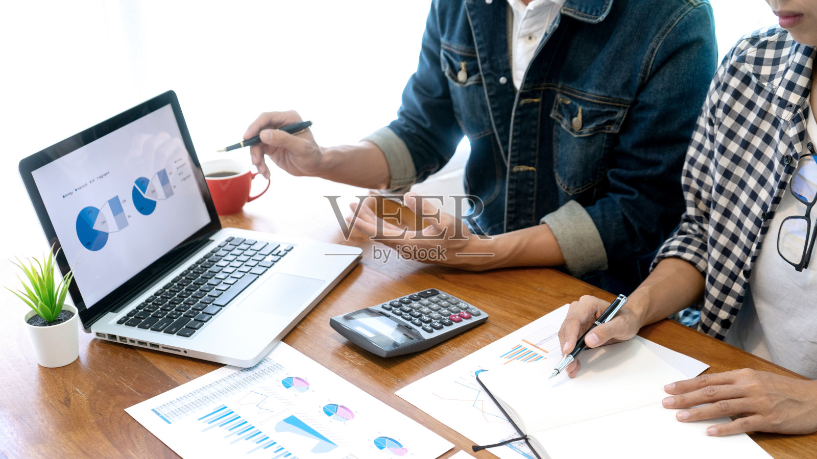 商人与朋友一起工作照片摄影图片