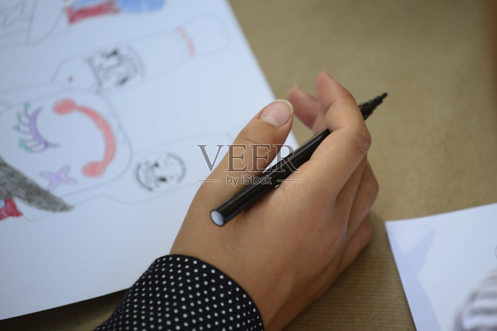 绘画能唤醒孩子的想象力,教育孩子照片摄影图片