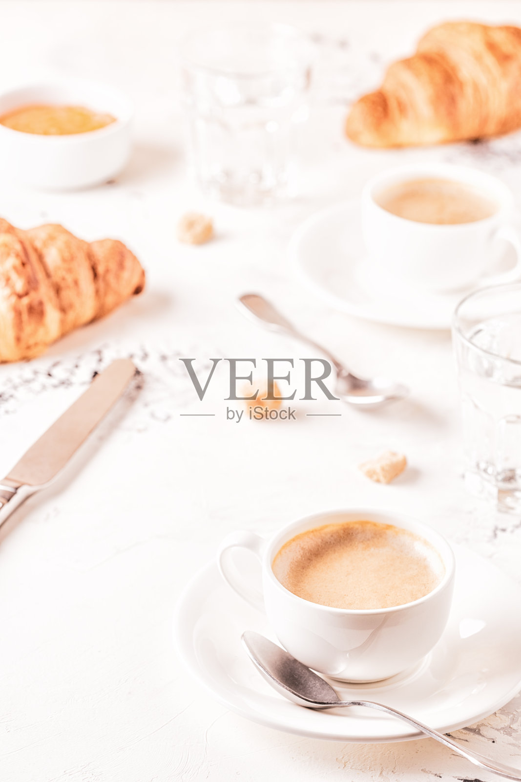 传统早餐和新鲜的羊角面包在白色的背景照片摄影图片