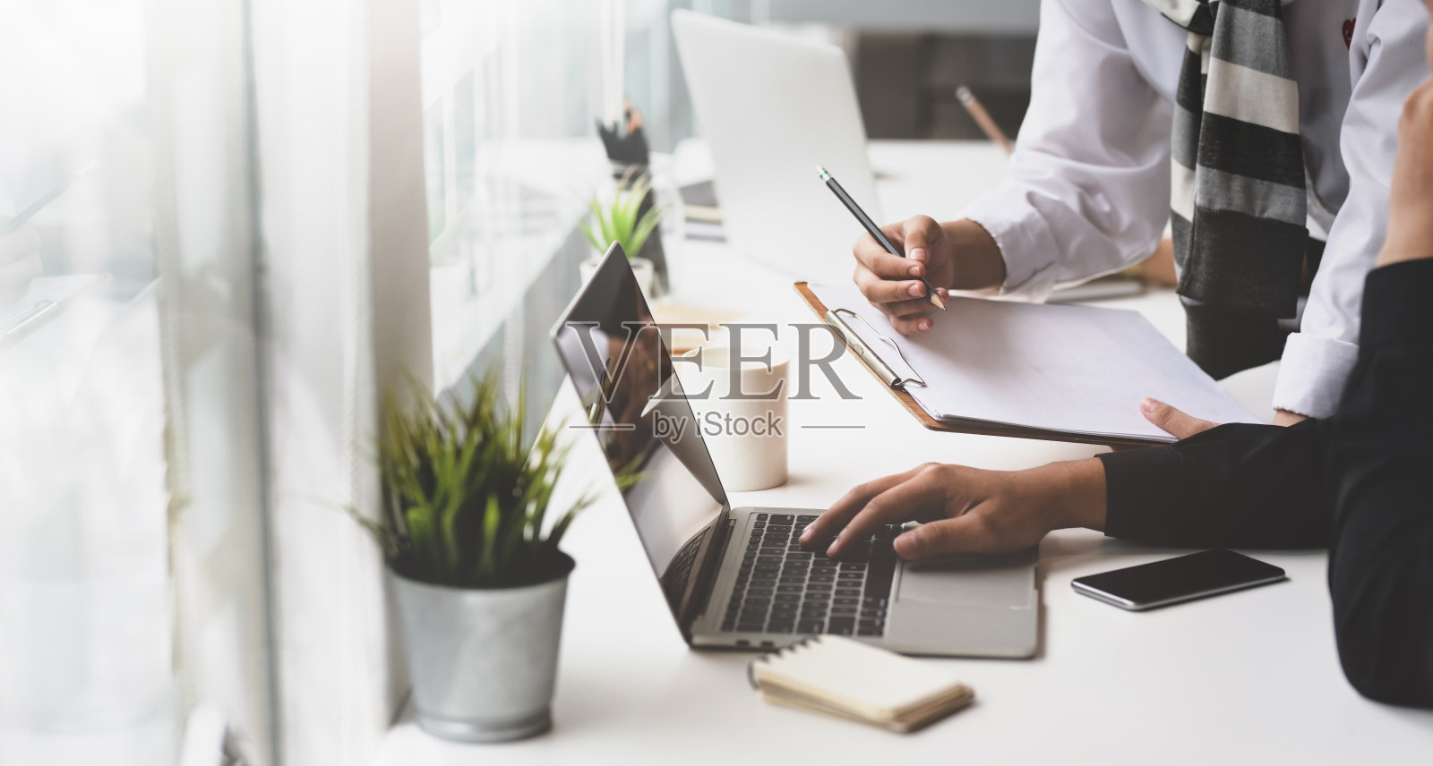 专业的商业人士头脑风暴他们的想法照片摄影图片