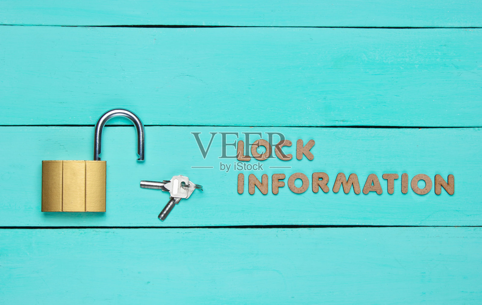 锁定您的信息。锁和钥匙上的蓝色木制背景。简约的概念。俯视图照片摄影图片