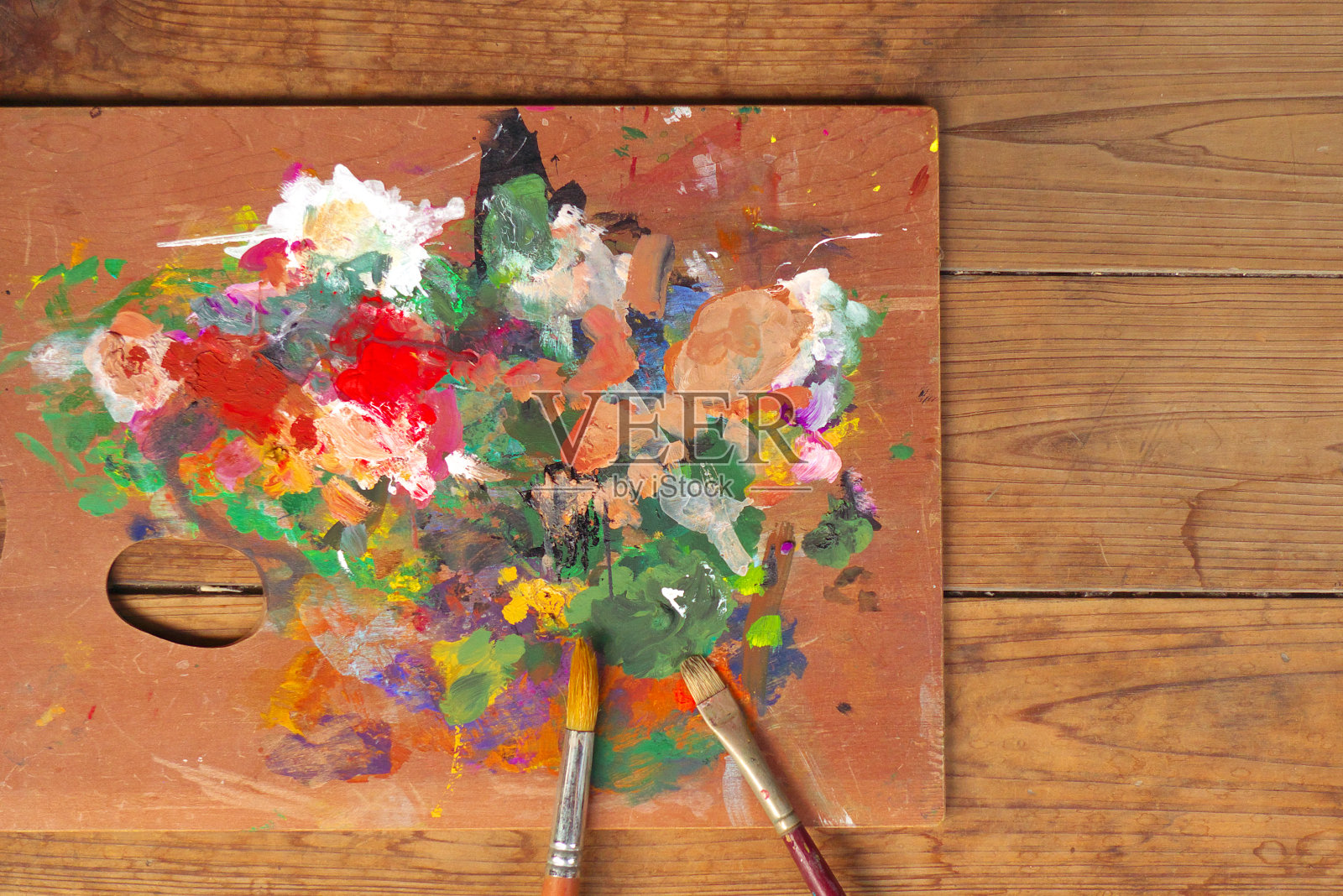 木材背景上的调色板和画笔照片摄影图片