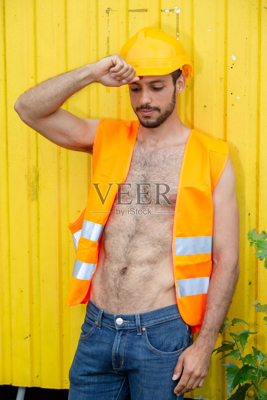 戴着黄色安全帽的性感裸身工人肖像照片摄影图片
