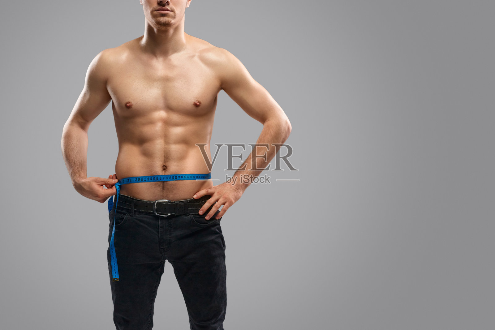 正在测量腰围的男人照片摄影图片