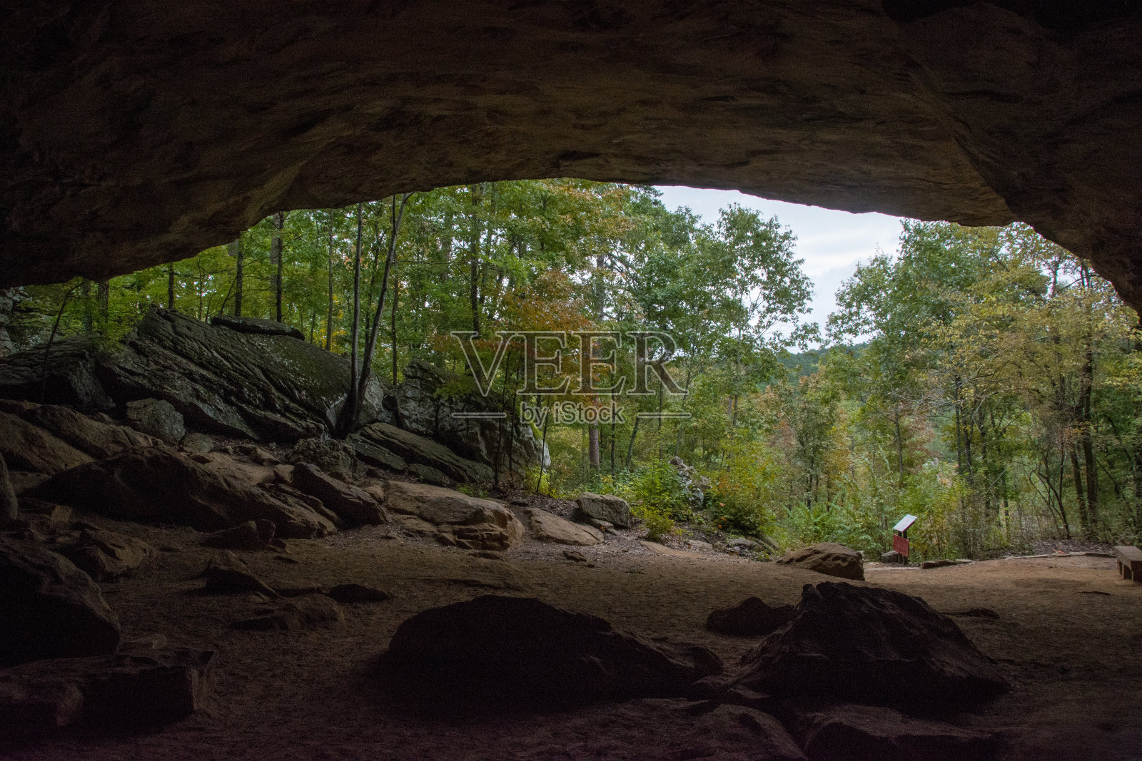 小让州立公园-岩屋洞从洞内宽视野照片摄影图片