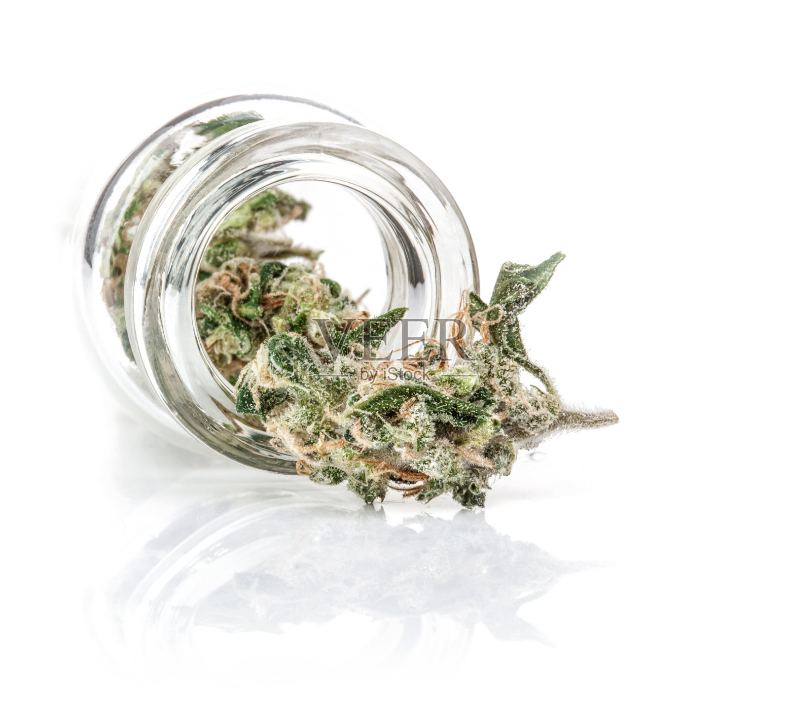 小瓶药用大麻芽,特写,孤立在白色背景。治疗性和医用大麻照片摄影图片