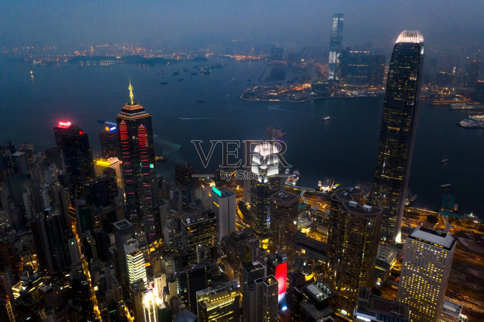 这座城市在夜晚闪闪发光照片摄影图片